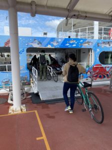 淡路島へ渡る船に自転車を積み込みます。